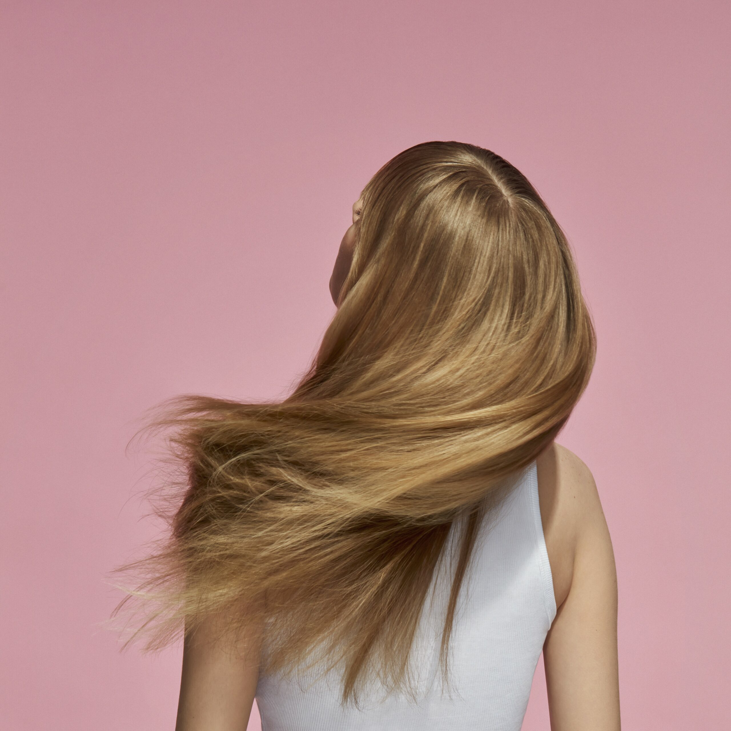Zdrowe włosy, pełne nawilżenia: jak utrzymać nawilżone i lśniące włosy